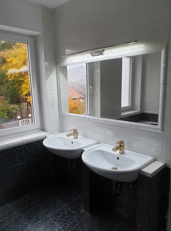 kopalnica 1 z dvema umivalnika